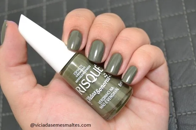 Esmalte Risque Vidas Sonoras Verdinho na mao e vendaval