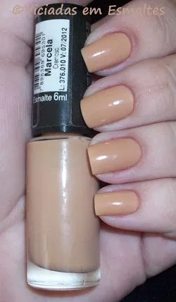Esmalte Marcela, bege amarelado da coleção Hits Tititi, nas unhas