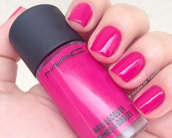 Unhas com Esmalte Girl About Town MAC 